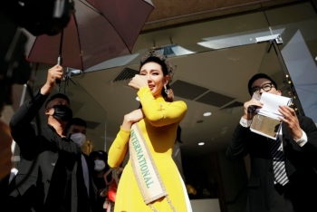 Hoa hậu Thùy Tiên diễu hành mừng chiến thắng
