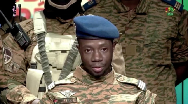 Quân đội Burkina Faso phế truất tổng thống, giải tán chính phủ - 1