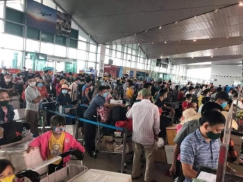Sân bay Tân Sơn Nhất đón số lượng khách đông kỷ lục trong ngày 26 Tết Nguyên đán