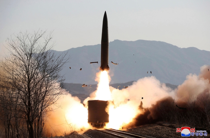 Triều Tiên phóng thử tên lửa thứ 7 trong tháng - 1