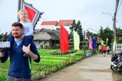 cap vo chong gia trong rau sach o hoi an len bao singapore