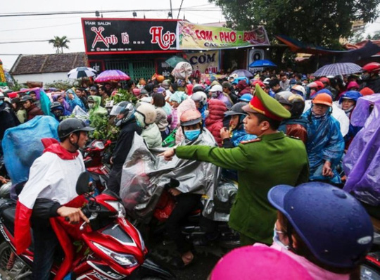 van nguoi doi mua chon chan trong dem cho vieng mua may ban rui