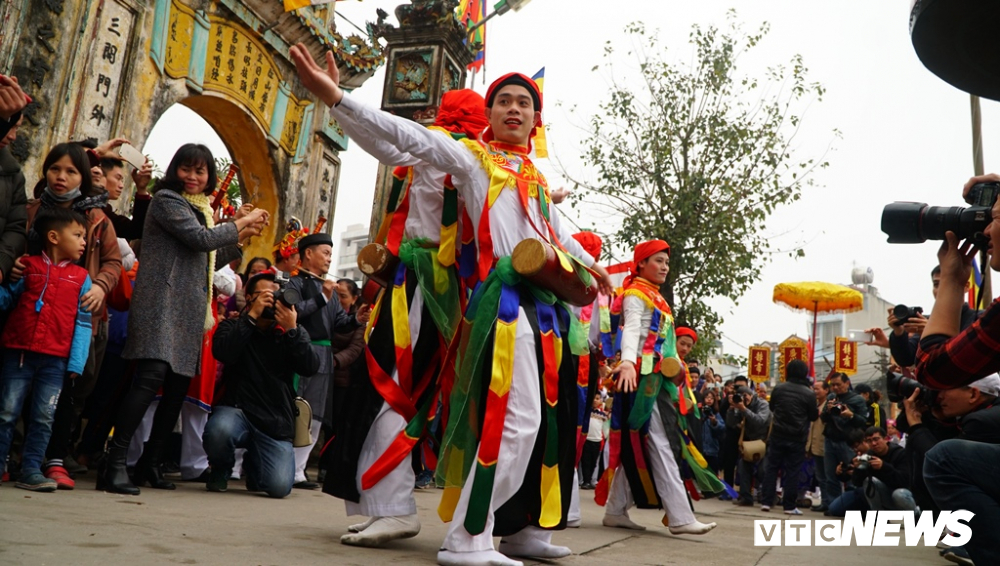 anh xem trai lang trieu khuc ma phan moi son mua con di danh bong