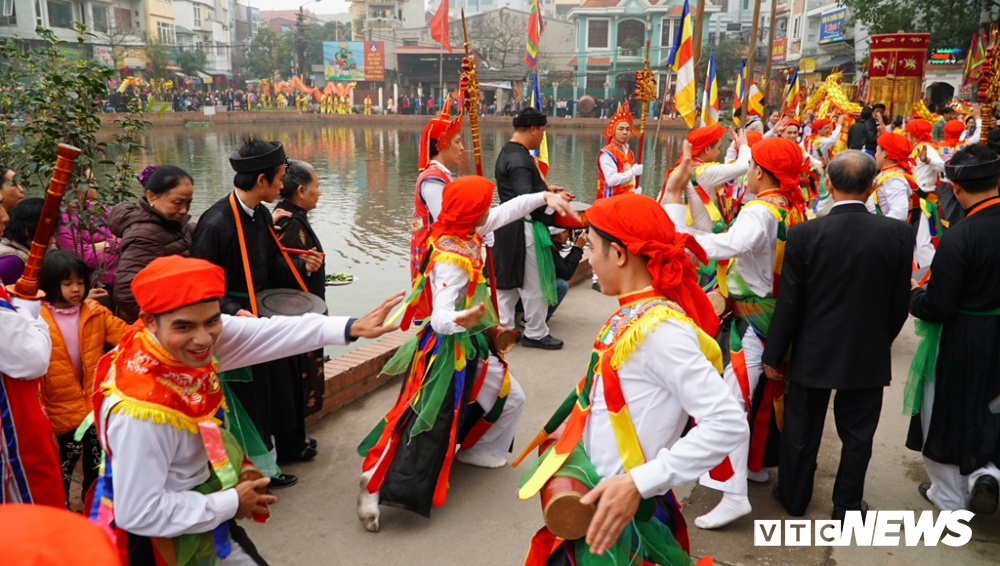 anh xem trai lang trieu khuc ma phan moi son mua con di danh bong