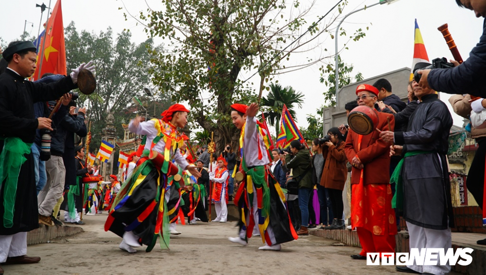anh xem trai lang trieu khuc ma phan moi son mua con di danh bong