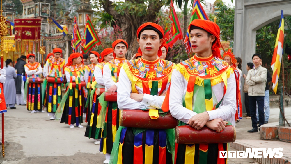 anh xem trai lang trieu khuc ma phan moi son mua con di danh bong