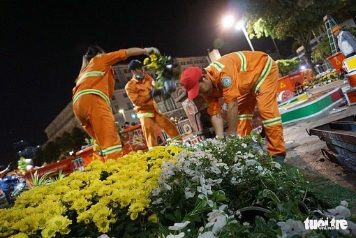 cam canh du khach vuot rao gianh giat hoa o duong hoa nguyen hue