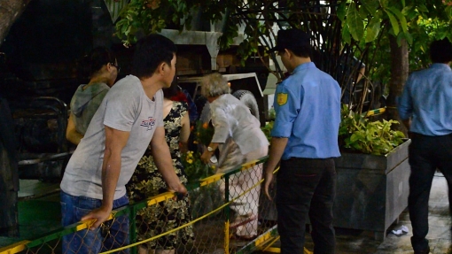 cam canh du khach vuot rao gianh giat hoa o duong hoa nguyen hue