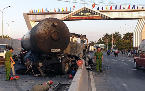 xe bon cho gas boc chay truoc cong chao tinh tay ninh