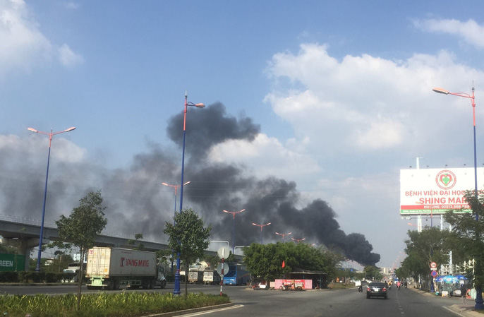 xe bon cho xang chay ngun ngut tren xa lo ha noi