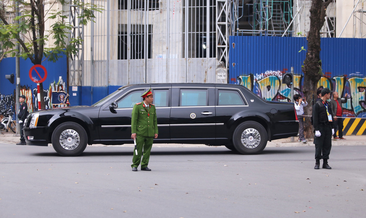 doan lanh dao my trieu bat ngo ve som