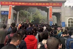 Hàng trăm người Trung Quốc chờ nhập cảnh vào Việt Nam qua cửa khẩu Hữu Nghị