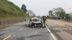 Quảng Nam: Xe ôtô 7 chỗ bị thiêu rụi sau khi phát nổ, 2 người tử vong