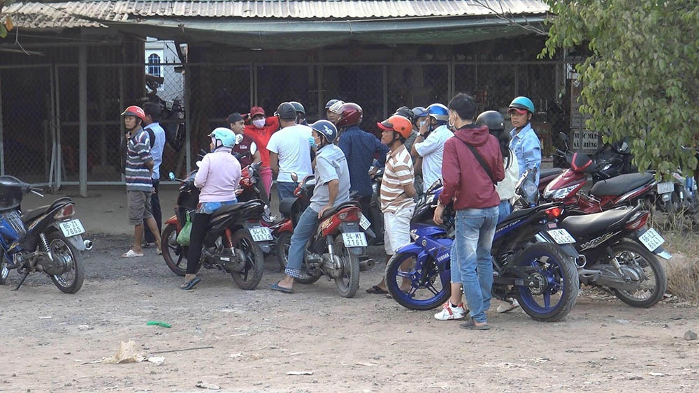 rao chan vua mo nhieu nguoi keo den xem nha hoang noi tuan khi bi ban