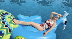 Hà Kiều Anh nóng bỏng với bikini ở tuổi 44