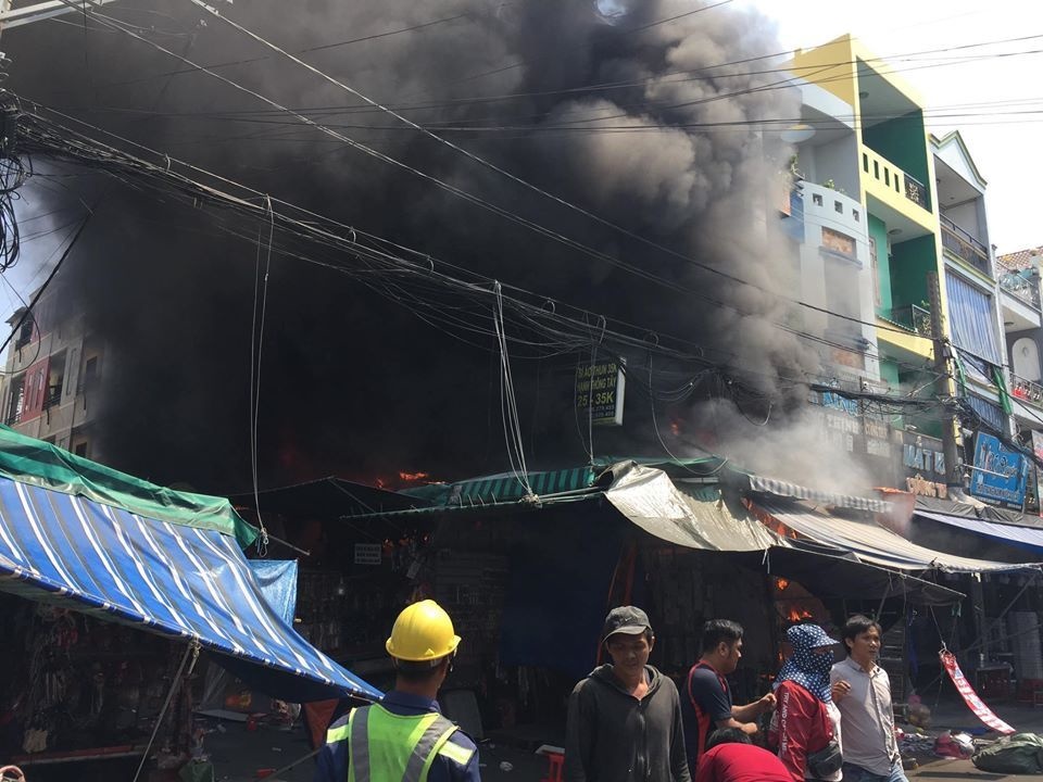 chay lon trong cho thoi trang sam uat bac nhat sai gon 6 nguoi mac ket