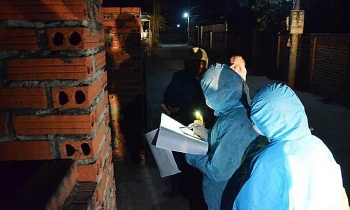 Rọi đèn pin xuyên đêm đi truy vết dịch tễ