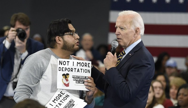Chính quyền Biden trục xuất hàng trăm dân nhập cư, trái với lời hứa tranh cử - 1