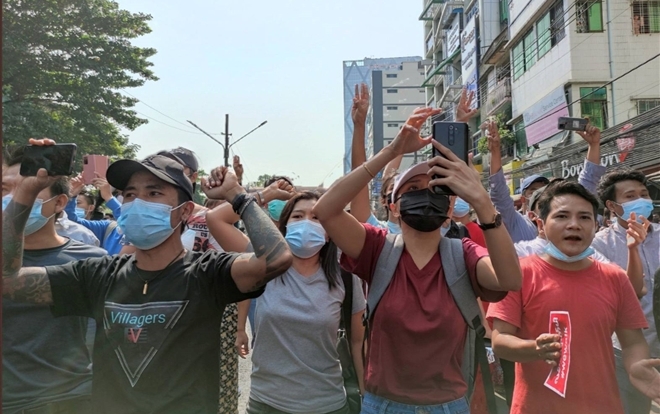 Người biểu tình tràn xuống đường, quân đội Myanmar ngắt internet cả nước