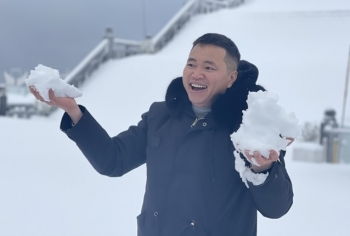 Du khách đổ xô lên đỉnh Fansipan ngắm tuyết phủ trắng ngày cuối năm