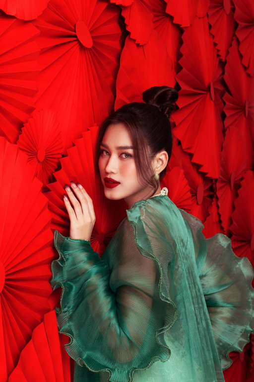 Cận cảnh nhan sắc Hoa hậu Đỗ Thị Hà trong bộ ảnh chào Xuân 2022 ảnh 9