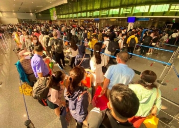 Khách đổ về sân bay Tân Sơn Nhất đông kỷ lục, thiếu taxi để giải tỏa khách