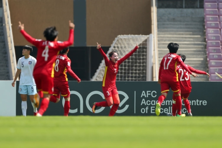 Đội tuyển bóng đá nữ Việt Nam về nước bằng chuyên cơ - 1