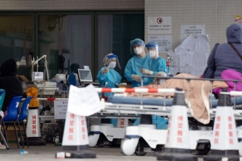 Bệnh viện Hong Kong quá tải, dựng lều cho bệnh nhân chờ điều trị COVID-19
