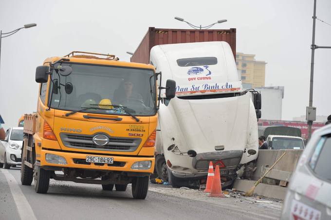 xe container dam dai phan cach vanh dai 3 ha noi un tac nhieu gio