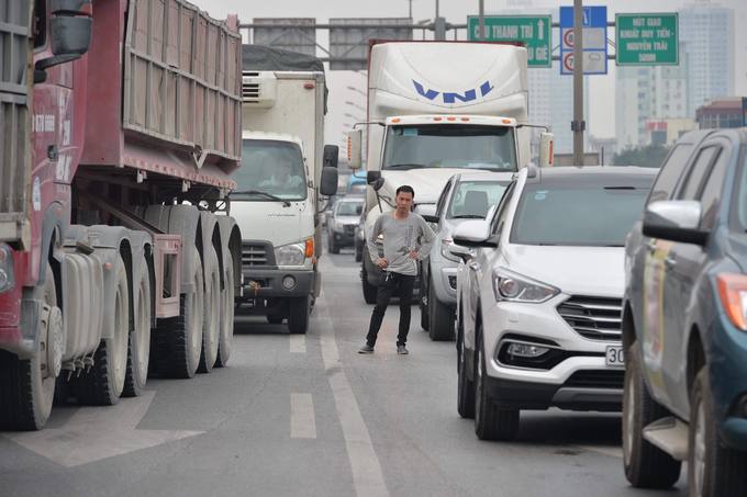 xe container dam dai phan cach vanh dai 3 ha noi un tac nhieu gio