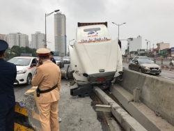 container dam vao dai phan cach duong vanh dai 3 tren cao te liet tu sang som