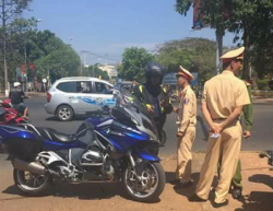 hang chuc moto phan khoi lon chay trai phep tren cao toc lien khuong