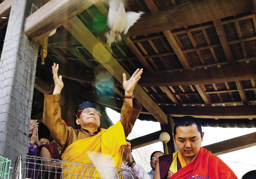 duc gyalwang drukpa cau an tai bao thap tay thien