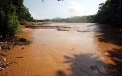 Vỡ hồ chứa chất thải của bãi đào vàng