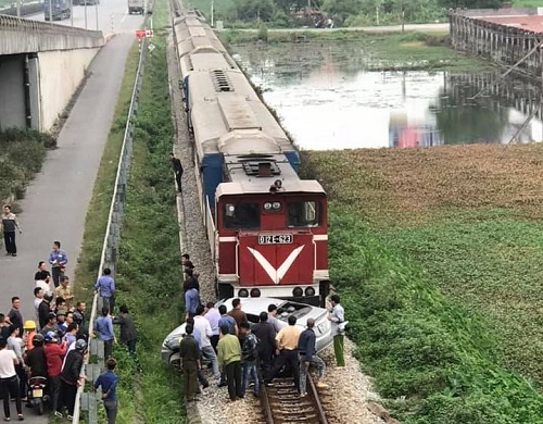 tau hoa dam oto cho nguoi di an cuoi o hai duong 2 nguoi tu vong