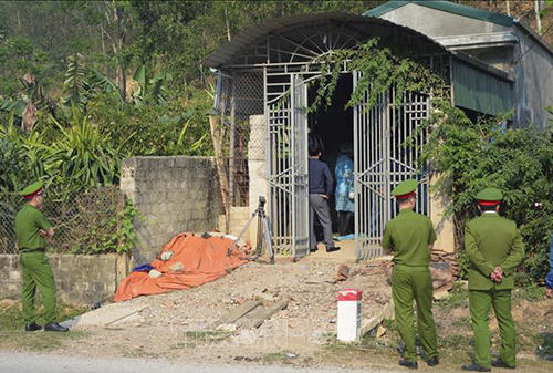 hang chuc canh sat kham lai hien truong vu sat hai thieu nu giao ga