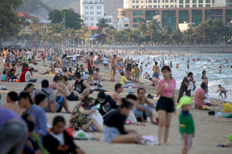 bai bien nha trang dong nghit nguoi