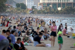 Bãi biển Nha Trang đông nghịt người