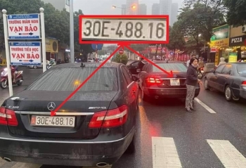 Hai xe Mercedes biển số giống hệt nhau: Một chủ xe chưa xuất trình được giấy tờ