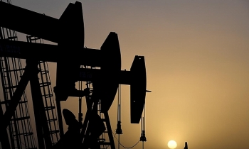 Giá dầu thế giới vọt lên đỉnh một năm