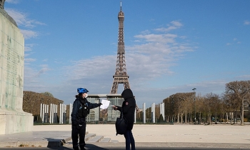 Pháp phong tỏa Paris