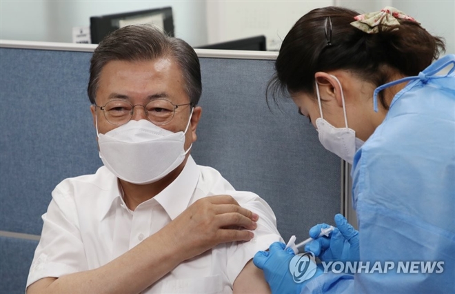 Tổng thống Hàn Quốc tiêm vaccine COVID-19 của AstraZeneca - 1