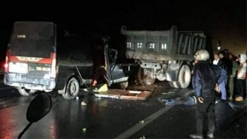 Xe khách đâm xe tải trên quốc lộ, 3 người chết thương tâm