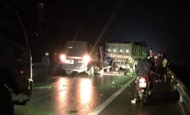 Xe khách đâm xe tải trên quốc lộ, 3 người chết thương tâm - 1