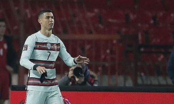 Ronaldo ném băng thủ quân để phản đối trọng tài