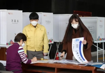 Cử tri Hàn Quốc đi bầu cử bất chấp làn sóng Omicron