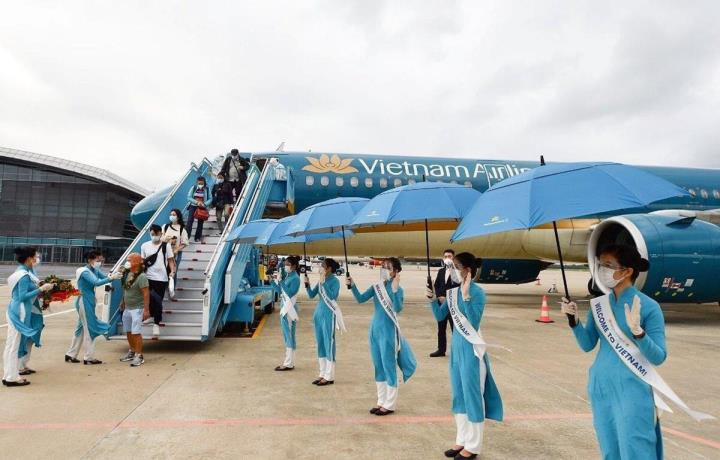 Những du khách quốc tế đầu tiên đến Việt Nam sau khi mở cửa du lịch - 1