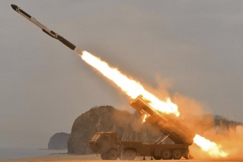 Triều Tiên phóng hàng loạt rocket ra biển