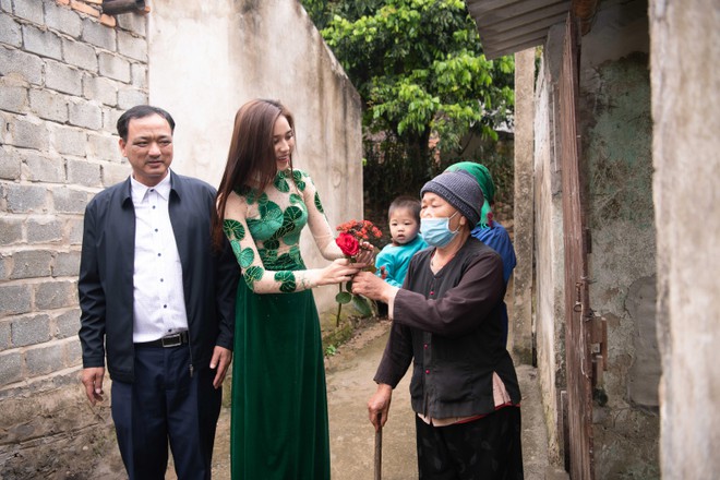 Top 13 &quot;Miss World&quot; Đỗ Thị Hà mặc áo dài mang hình ảnh rau má về quê nhà Thanh Hóa ảnh 3