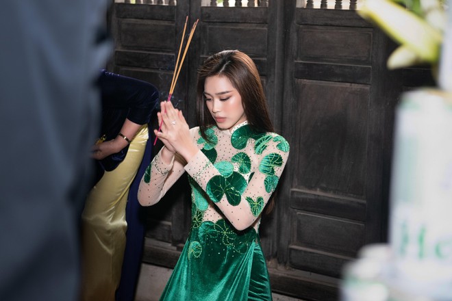 Top 13 &quot;Miss World&quot; Đỗ Thị Hà mặc áo dài mang hình ảnh rau má về quê nhà Thanh Hóa ảnh 7